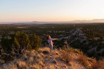 Junge mit Blick auf die atemberaubende Landschaft des Galisteo Basin, Santa Fe, NM — Stockfoto