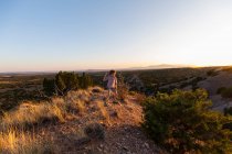 Menino com vista incrível paisagem de Galisteo Basin, Santa Fe, NM — Fotografia de Stock