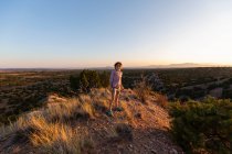 Garçon surplombant le paysage étonnant du bassin de Galisteo, Santa Fe, NM — Photo de stock