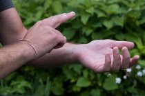Primer plano de las manos tocando, técnica de terapia de golpeteo EFT. - foto de stock