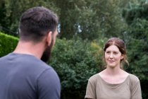 Therapist and client talking in a garden, man and woman — Stock Photo