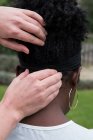 Terapeuta tocando uma cabeça e pescoço do cliente, em uma sessão de terapia ao ar livre — Fotografia de Stock