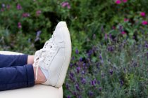 Gros plan des pieds de la personne sur le lit de traitement lors d'une séance de thérapie alternative dans un jardin. — Photo de stock