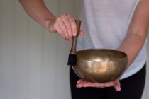 Cropped shot of female therapist using Tibetan singing bowl, sound therapy — Stock Photo