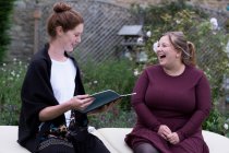 A woman and a therapist talking in a garden. — Stock Photo