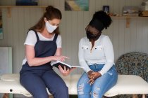 Donna e terapista femminile in maschere facciali durante una sessione di terapia. — Foto stock