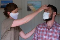 Therapeut und Klient in Gesichtsmasken, in einer alternativen Therapiesitzung. — Stockfoto