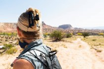 Escursionista donna adulta, Ghost Ranch, Nuovo Messico — Foto stock