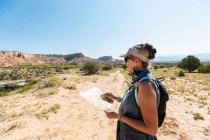 Escursionista donna adulta, Ghost Ranch, Nuovo Messico — Foto stock