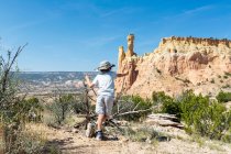 Young boy looking at Chimney Rock, through a protected canyon landscape — Stock Photo