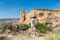 Giovane ragazzo guardando Chimney Rock, attraverso un paesaggio protetto canyon — Foto stock