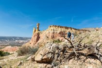 Children hiking on Chimney Rock trail, through a protected canyon landscape — Stock Photo