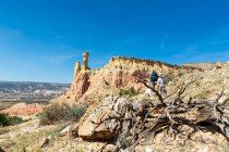 Дети, путешествующие по тропе Chimney Rock, через охраняемый ландшафт каньона — стоковое фото