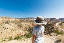 Giovane ragazzo escursioni sul sentiero Camino Rock, attraverso un paesaggio protetto canyon — Foto stock