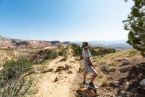 Young boy hiking on Chimney Rock trail, through a protected canyon landscape — Stock Photo