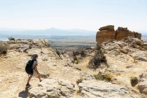 Маленький мальчик, путешествующий по тропе Chimney Rock, через охраняемый ландшафт каньона — стоковое фото