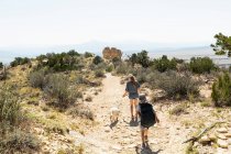 Escursioni dei bambini sul Camino Sentiero roccioso, attraverso un paesaggio protetto canyon — Foto stock