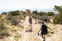 Niños haciendo senderismo en el sendero Chimenea Rock, a través de un paisaje protegido del cañón - foto de stock