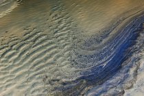 Motifs d'eau de mer et d'ondulations dans le sable à marée basse. — Photo de stock