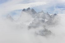 Nuvole sulle montagne del Parco Naturale Dolomiti di Sesto, Bolzano, Alto Adige, Italia. — Foto stock