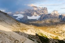Sendero de montaña y pequeña capilla, Parque Natural Dolomiti di Sesto - foto de stock