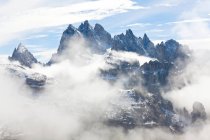 Хмари над горами в Dolomiti di Sesto Natural Park, Больцано, Південний Тіроль, Італія. — стокове фото