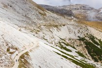 Chemin de montagne et petite chapelle, Parc Naturel Dolomiti di Sesto — Photo de stock
