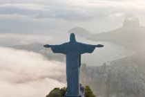 Blick auf die Art-Deco-Statue von Christus dem Erlöser auf dem Corcovado-Berg in Rio de Janeiro, Brasilien. — Stockfoto