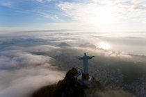 Vista de la estatua Art Deco de Cristo Redentor en la montaña Corcovado en Río de Janeiro, Brasil. - foto de stock
