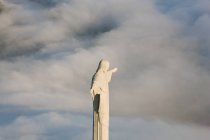 Blick auf die Art-Deco-Statue von Christus dem Erlöser auf dem Corcovado-Berg in Rio de Janeiro, Brasilien. — Stockfoto