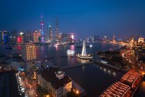 Skyline des Finanzdistrikts Pudong über dem Fluss Huangpu in der Abenddämmerung, Shanghai, China. — Stockfoto