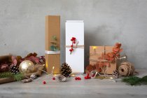 Decoraciones navideñas, primer plano de decoraciones navideñas doradas, regalos y conos de pino. - foto de stock