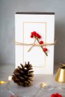 Decoraciones navideñas, primer plano de decoraciones navideñas doradas, regalos y cono de pino. - foto de stock