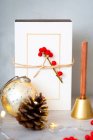 Decoraciones navideñas, primer plano de decoraciones navideñas doradas, regalos y cono de pino. - foto de stock