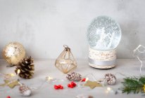 Крупним планом вид на різдвяні прикраси та сніговий глобус . — стокове фото