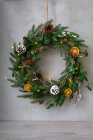 Christmas decorations, close up of Christmas wreath with ornaments. — Stock Photo