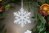 Christmas decorations, close up of white snowflake on Christmas wreath. — Stock Photo