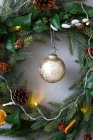 Weihnachtsschmuck, Großaufnahme einer goldenen Christbaumkugel auf dem Weihnachtskranz. — Stockfoto