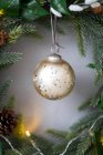 Christmas decorations, close up of golden bauble on Christmas wreath. — Stock Photo