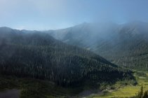 Nubes de tormenta que se elevan sobre la cordillera remota y el prado alpino, a lo largo del sendero de la cresta del Pacífico - foto de stock