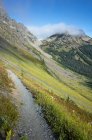 Vue du sentier Pacific Crest à travers la vaste vallée alpine et la prairie, automne — Photo de stock