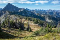 Sendero de senderismo a través de vastas montañas alpinas - foto de stock