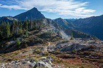 Sendero de senderismo a través de vastas montañas alpinas - foto de stock