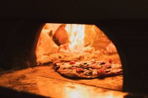Крупный план пиццы в дровяной печи в ресторане. — стоковое фото