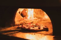 Primo piano della pizza in un forno a legna in un ristorante. — Foto stock