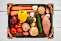 Коробка зі свіжих органічних овочів, вид крупним планом — стокове фото