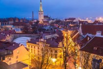 Вид на Старый город в сумерках из Тоомпеа, Таллинн, Эстония — стоковое фото