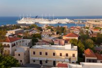Blick auf Rhodos-Stadt und Kreuzfahrtschiffe, Rhodos, Dodekanes, Griechenland — Stockfoto