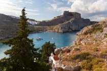 St Paul 's church and beach, Lindos, Rhodes, Dodecanese Greece — стоковое фото