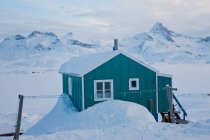 Casa no inverno coberta de neve, Tasiilaq, sudeste da Groenlândia — Fotografia de Stock
